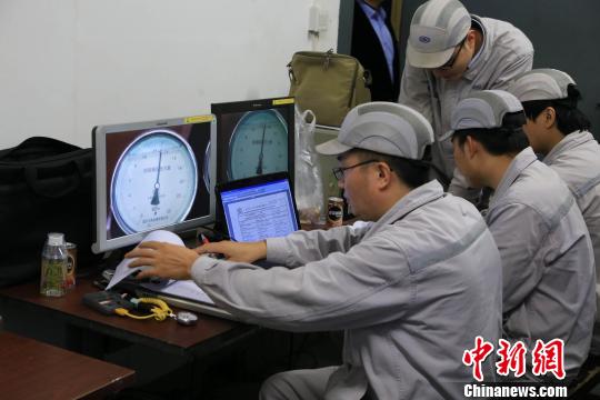 出厂前，工作人员对ZH-65型蒸汽发生器进行检查。　刘希 摄