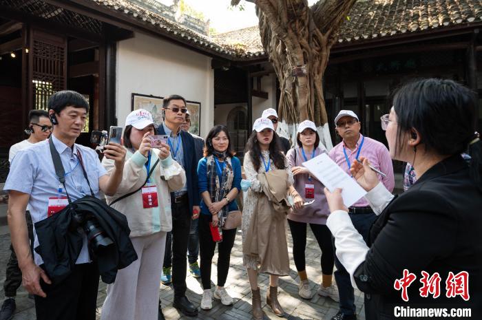 图为2021年3月24日，海外华文媒体参访团走进重庆奉节白帝城。　何蓬磊 摄